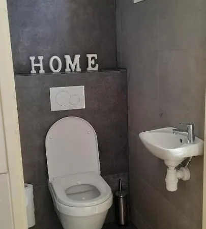 Broeckhuys Park Cottage: Lakeside Retreat For 6 * Ewijk