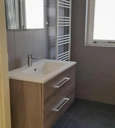 Holiday home Broeckhuys Park Cottage: Lakeside Retreat For 6