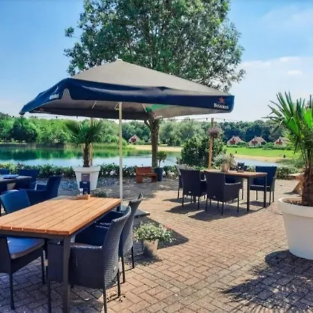 Broeckhuys Park Cottage: Lakeside Retreat For 6 *