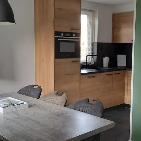 Broeckhuys Park Cottage: Lakeside Retreat For 6 *