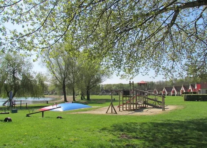 Broeckhuys Park Cottage: Lakeside Retreat For 6 Holiday home