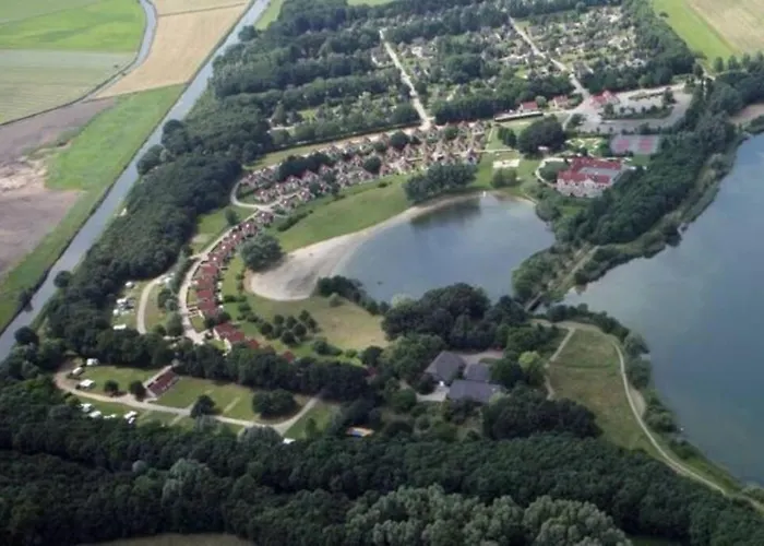 Broeckhuys Park Cottage: Lakeside Retreat For 6 Holiday home