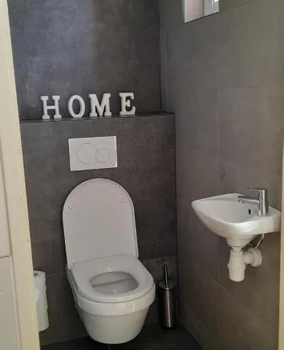 Broeckhuys Park Cottage: Lakeside Retreat For 6 * Ewijk